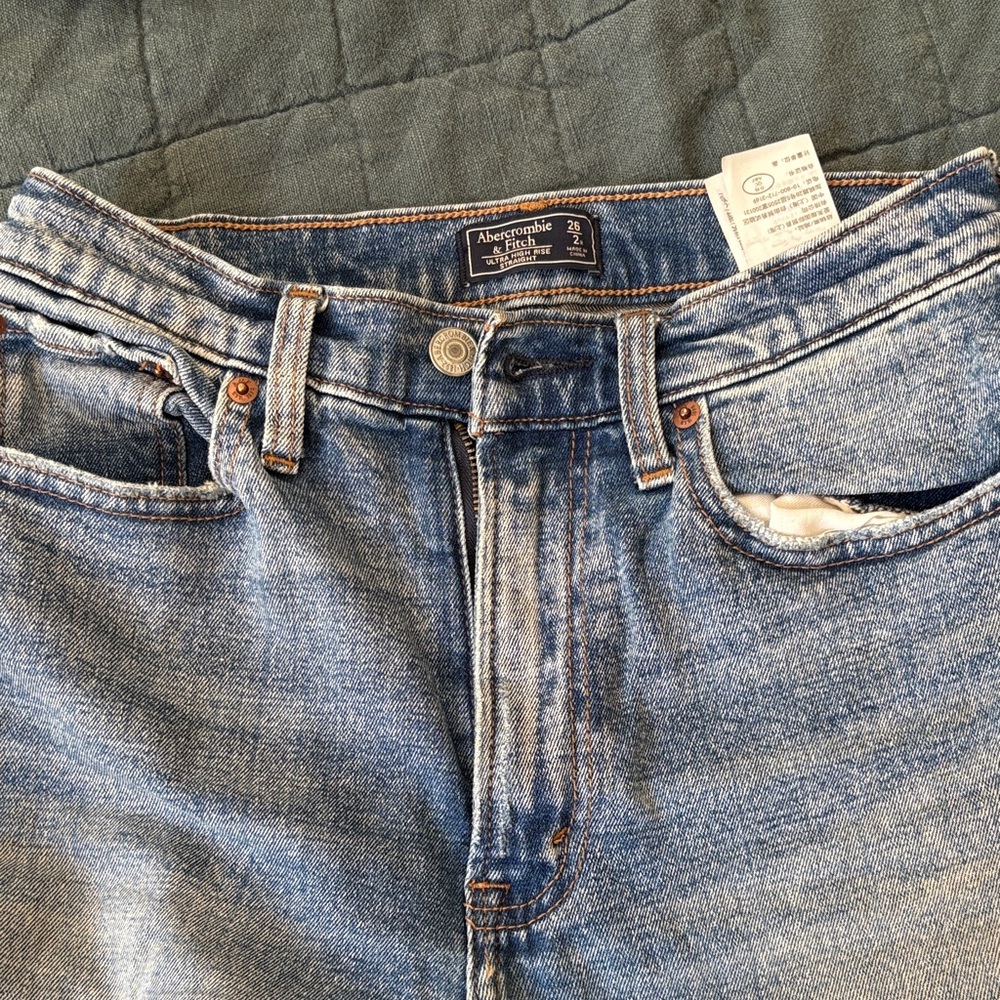 Abercrombie & Fitch ultra high rise straight size 26 / 2